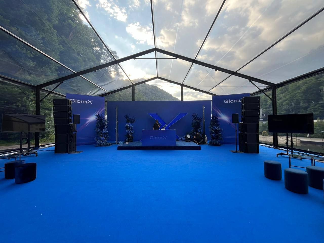 Аренда двускатного черного шатра 450м2 с прозрачной крышей для проведения мероприятия компании Глоракс в г. Сочи, Роза бич