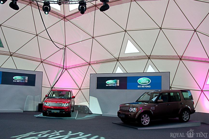 Сферический купольный шатер для презентации автомобилей Land Rover