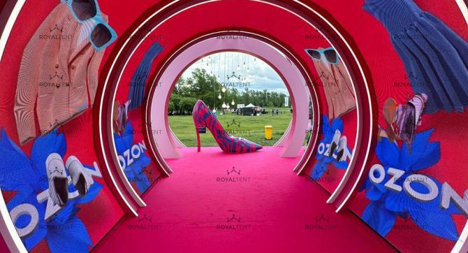 Изготовление и монтаж 100м2 прозрачной ПВХ крыши розового цвета для стенда Ozon на мероприятии VK Fest в г. Красноярск.