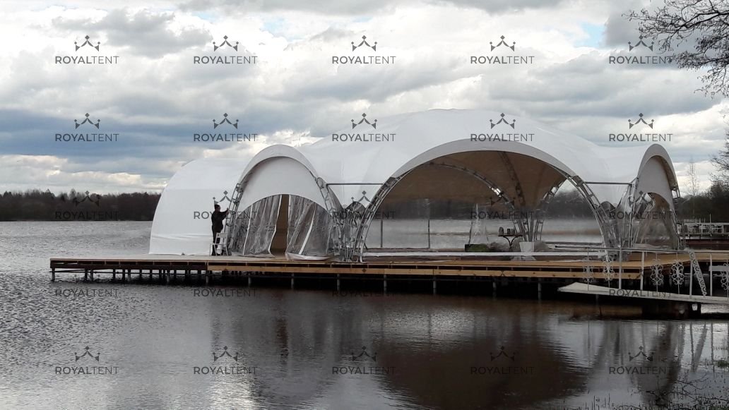 Шестиугольный шатер на берегу озера в Витебске