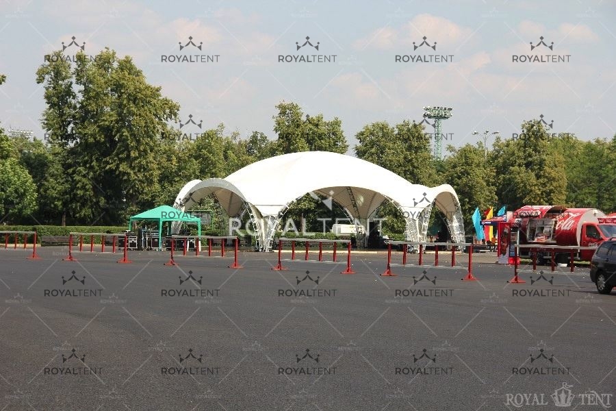 Установка арочного шатра для концерта в Лужниках в 2011 году.
