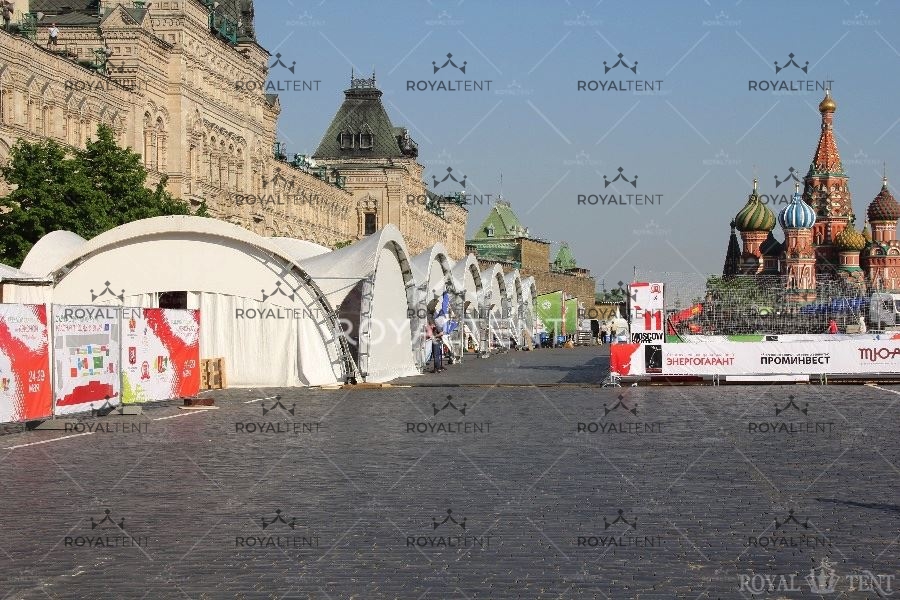 Установка тентовых шатров на Красной площади для празднования Дня России