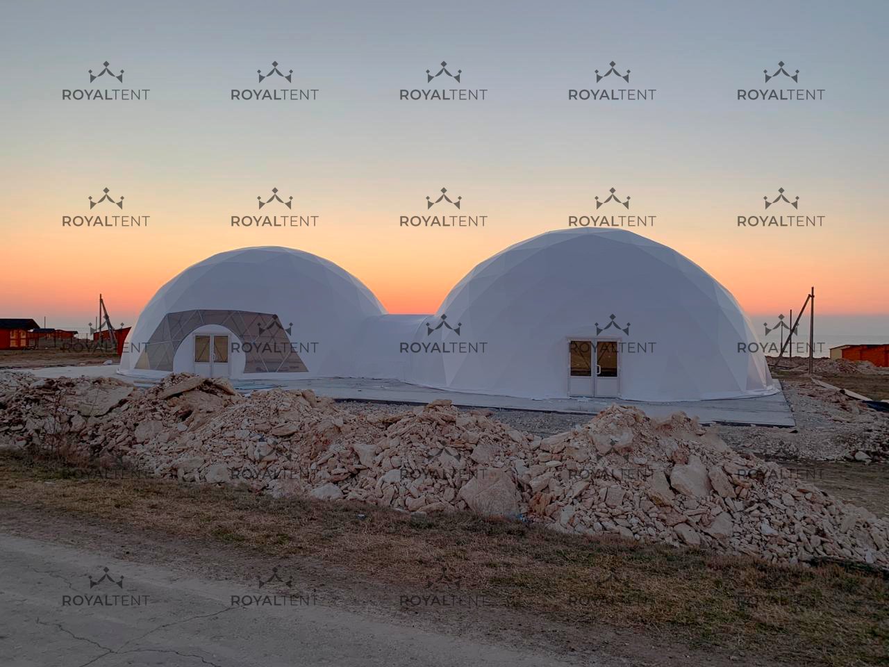 Арочный шатер ARCH SQUARE RT256/8 и Сферический шатер SPHERE RT113D12 для компании Библио Глобус. Крым, Тарханкут