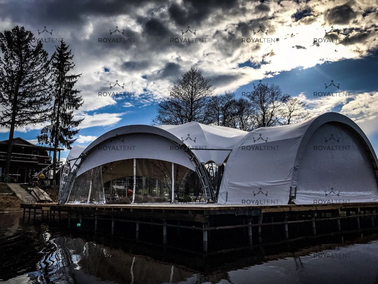 Шестиугольный шатер на берегу озера в Витебске
