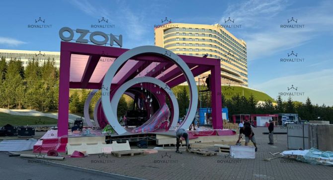 Изготовление и монтаж 100м2 прозрачной ПВХ крыши розового цвета для стенда Ozon на мероприятии VK Fest в г. Красноярск.