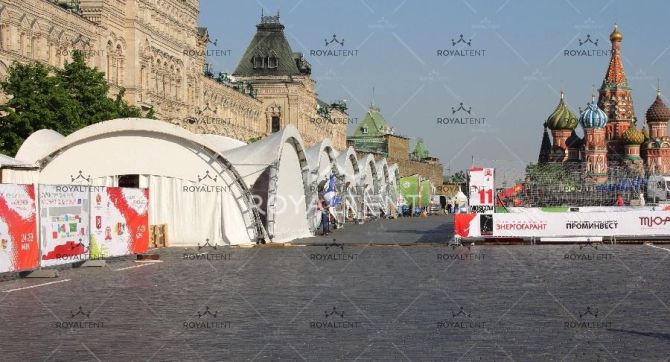 Установка тентовых шатров на Красной площади для празднования Дня России